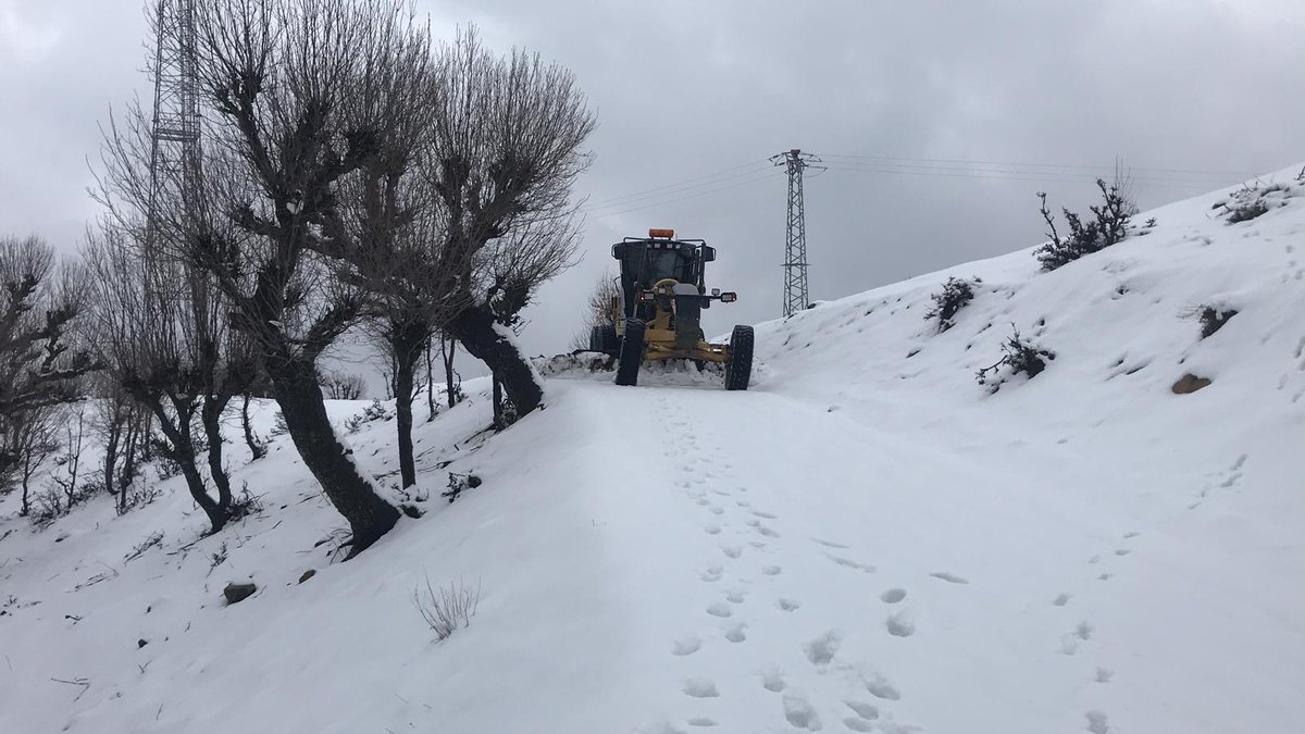 diyarbakirbld's tweet photo. ❄️ Büyükşehir Kışa Hazır: Ekiplerimiz 7/24 Görev Başında 🚜

📌 Büyükşehir Belediyemiz, kent merkezi ve kırsal mahallelerde beklenen kar yağışına karşı tüm hazırlıklarını tamamladı. Ekiplerimiz, yurttaşların mağduriyet yaşamaması ve ulaşımın güvenli bir şekilde sürmesi için 6 ayrı şantiyede teyakkuza geçti. Acil eylem planı kapsamında; 1200 ton tuz ve agrega stoku, 100 uzman personel, 10 kar küreme ve tuzlama aracı, 16 greyder, 10 kazıcı yükleyici, 6 loder ve 20 pikap hazır bekletiliyor. Ekiplerimiz, ulaşımın kesintiye uğramaması için gece gündüz vardiyalı sistemle sahada olacak.

🔗 https://t.co/0nfnIXfxWw

❄️ Şaredariya Bajarê Mezin ji Zivistanê re Amade ye: Ekîbên Me 7/24 li Ser Kar in 🚜

📌 Şaredariya me ya Bajarê Mezin, li navenda bajêr û taxên gundewar li dijî barîna berfê ya ku tê payîn hemû amadekariyên xwe qedandin. Ekîbên me, ji bo ku welatî nebin mexdûr û veguhastin bi rengekî ewle berdewam bike, li 6 şantiyeyên cuda ketin amadebaşiyê. Di çarçoveya plana çalakiya lezgîn de; 1200 ton xwê û stokên agregayê, 100 xebatkarên pispor, 10 wesayîtên paqijkirina berfê û xwêkirinê, 16 greyder, 10 kolaner-barhilgir, 6 loder û 20 pîkap amade hatine girtin. Ekîbên me dê ji bo ku veguhastin neyê sekinandin, bi pergala dewriyeyê (vardiya) şev û roj li qadê bin.

🔗 https://t.co/n3rEFE93af

❄️ Şaredarîya Şaristanê Girdî Seba Zimistanî Amade Ya: Ekîbê Ma 7/24 Wezîfe Ser o Yê 🚜

📌 Şaredarîya ma ya Şaristanê Girdî, merkezê şaristanî û taxanê dewan de vera vewre ke yeno tehmînkerdene, heme amadekarîyê xo temam kerdî. Ekîbê ma, seba ke hemwelatîyê ma mexdûr nêbê û res biemnîyet dewam bikero, 6 şantîyeyanê cîyayan de şîyî tayakuz. Çarçewaya planê karê lezabezî de; stokê 1200 ton sole û agrega, 100 karkerê pisporî, 10 wesayîtê pakkerdişê vewre û soleeştiş, 16 greyder, 10 kendox û barkerdoxî, 6 loder û 20 pîkapî amade bîyê. Ekîbê ma, seba ke res nêvindero, bi sîstemê nobedarîya şew-roje do waran ra bibê.

#Diyarbakır #Amed