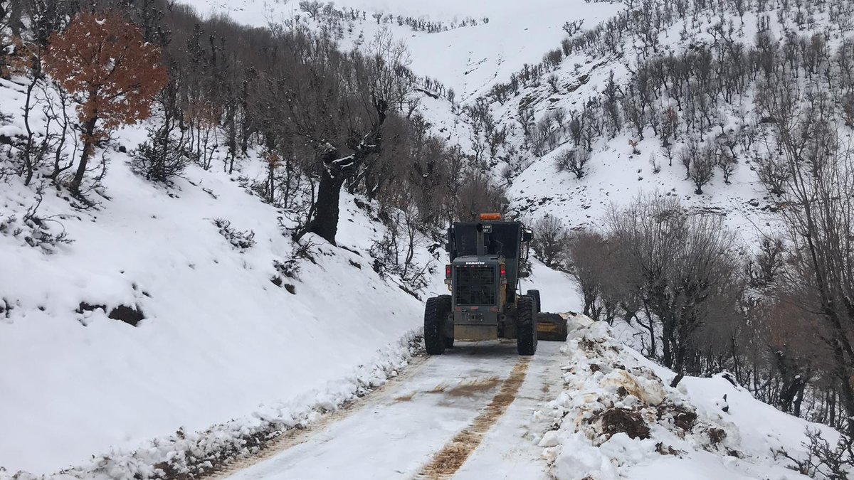 diyarbakirbld's tweet photo. ❄️ Büyükşehir Kışa Hazır: Ekiplerimiz 7/24 Görev Başında 🚜

📌 Büyükşehir Belediyemiz, kent merkezi ve kırsal mahallelerde beklenen kar yağışına karşı tüm hazırlıklarını tamamladı. Ekiplerimiz, yurttaşların mağduriyet yaşamaması ve ulaşımın güvenli bir şekilde sürmesi için 6 ayrı şantiyede teyakkuza geçti. Acil eylem planı kapsamında; 1200 ton tuz ve agrega stoku, 100 uzman personel, 10 kar küreme ve tuzlama aracı, 16 greyder, 10 kazıcı yükleyici, 6 loder ve 20 pikap hazır bekletiliyor. Ekiplerimiz, ulaşımın kesintiye uğramaması için gece gündüz vardiyalı sistemle sahada olacak.

🔗 https://t.co/0nfnIXfxWw

❄️ Şaredariya Bajarê Mezin ji Zivistanê re Amade ye: Ekîbên Me 7/24 li Ser Kar in 🚜

📌 Şaredariya me ya Bajarê Mezin, li navenda bajêr û taxên gundewar li dijî barîna berfê ya ku tê payîn hemû amadekariyên xwe qedandin. Ekîbên me, ji bo ku welatî nebin mexdûr û veguhastin bi rengekî ewle berdewam bike, li 6 şantiyeyên cuda ketin amadebaşiyê. Di çarçoveya plana çalakiya lezgîn de; 1200 ton xwê û stokên agregayê, 100 xebatkarên pispor, 10 wesayîtên paqijkirina berfê û xwêkirinê, 16 greyder, 10 kolaner-barhilgir, 6 loder û 20 pîkap amade hatine girtin. Ekîbên me dê ji bo ku veguhastin neyê sekinandin, bi pergala dewriyeyê (vardiya) şev û roj li qadê bin.

🔗 https://t.co/n3rEFE93af

❄️ Şaredarîya Şaristanê Girdî Seba Zimistanî Amade Ya: Ekîbê Ma 7/24 Wezîfe Ser o Yê 🚜

📌 Şaredarîya ma ya Şaristanê Girdî, merkezê şaristanî û taxanê dewan de vera vewre ke yeno tehmînkerdene, heme amadekarîyê xo temam kerdî. Ekîbê ma, seba ke hemwelatîyê ma mexdûr nêbê û res biemnîyet dewam bikero, 6 şantîyeyanê cîyayan de şîyî tayakuz. Çarçewaya planê karê lezabezî de; stokê 1200 ton sole û agrega, 100 karkerê pisporî, 10 wesayîtê pakkerdişê vewre û soleeştiş, 16 greyder, 10 kendox û barkerdoxî, 6 loder û 20 pîkapî amade bîyê. Ekîbê ma, seba ke res nêvindero, bi sîstemê nobedarîya şew-roje do waran ra bibê.

#Diyarbakır #Amed