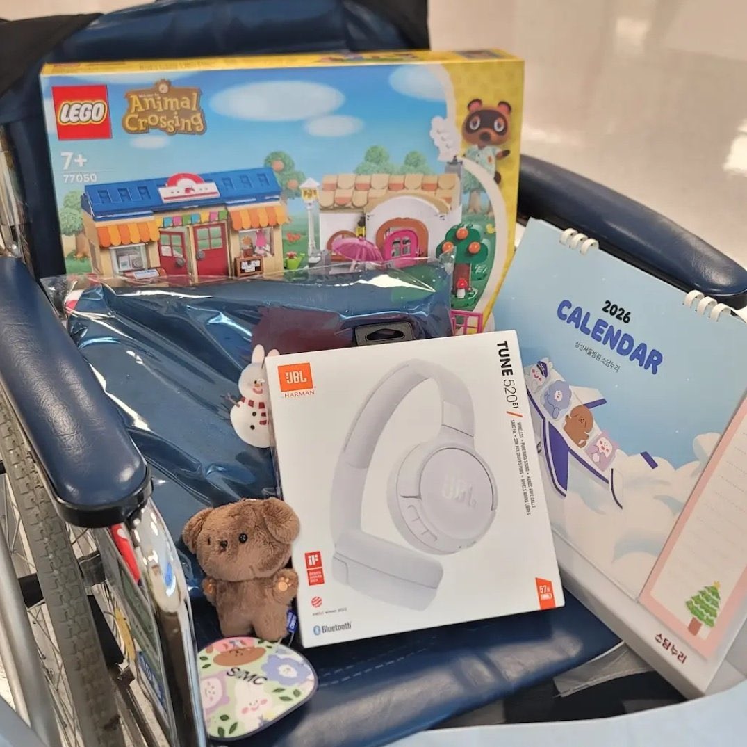 kbgmedia's tweet image. This Christmas, #Hyunjin from #StrayKids has thoughtfully prepared headphones as gifts for children in the pediatric ward who have been battling illness for an extended period