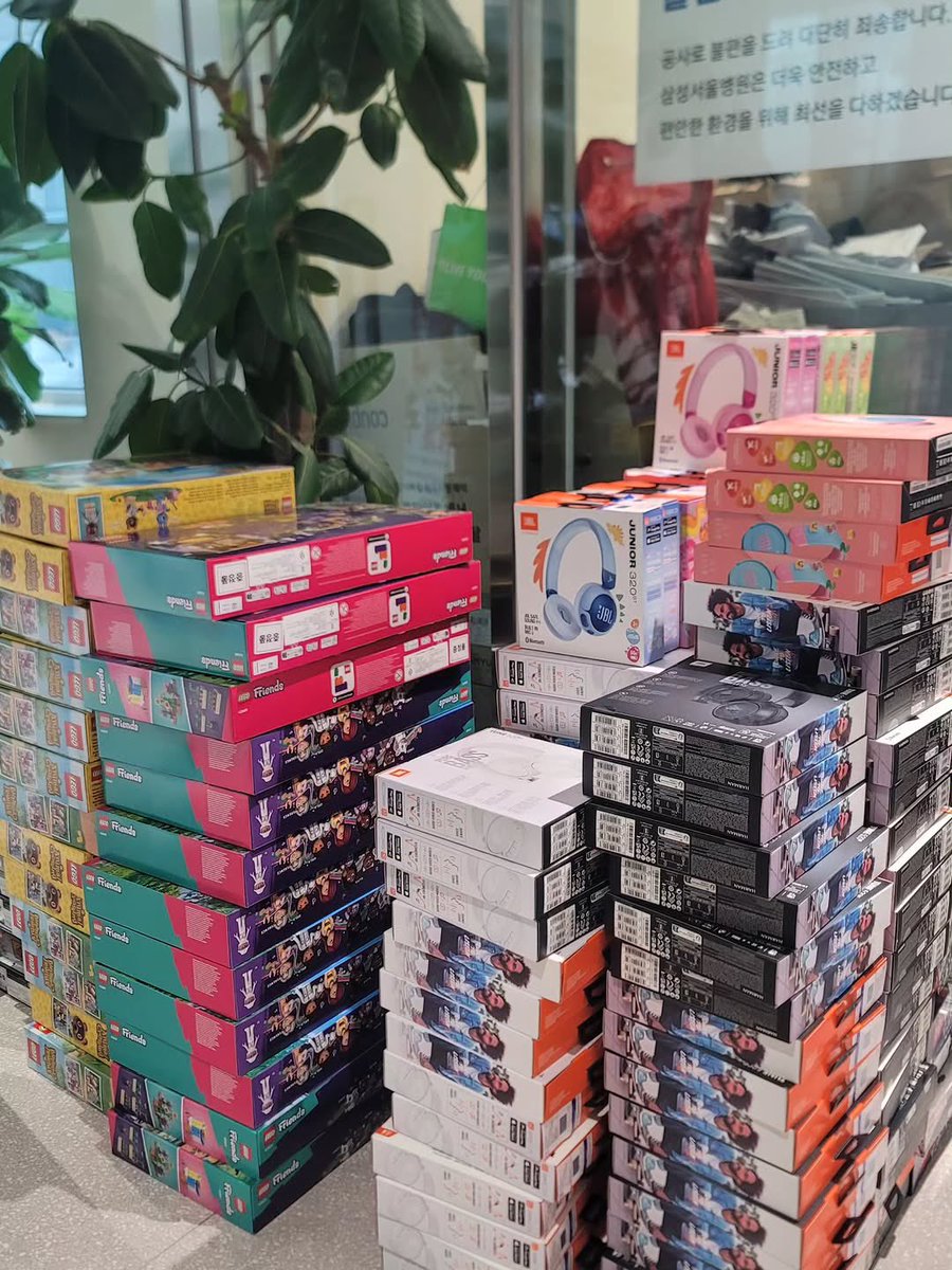 kbgmedia's tweet image. This Christmas, #Hyunjin from #StrayKids has thoughtfully prepared headphones as gifts for children in the pediatric ward who have been battling illness for an extended period