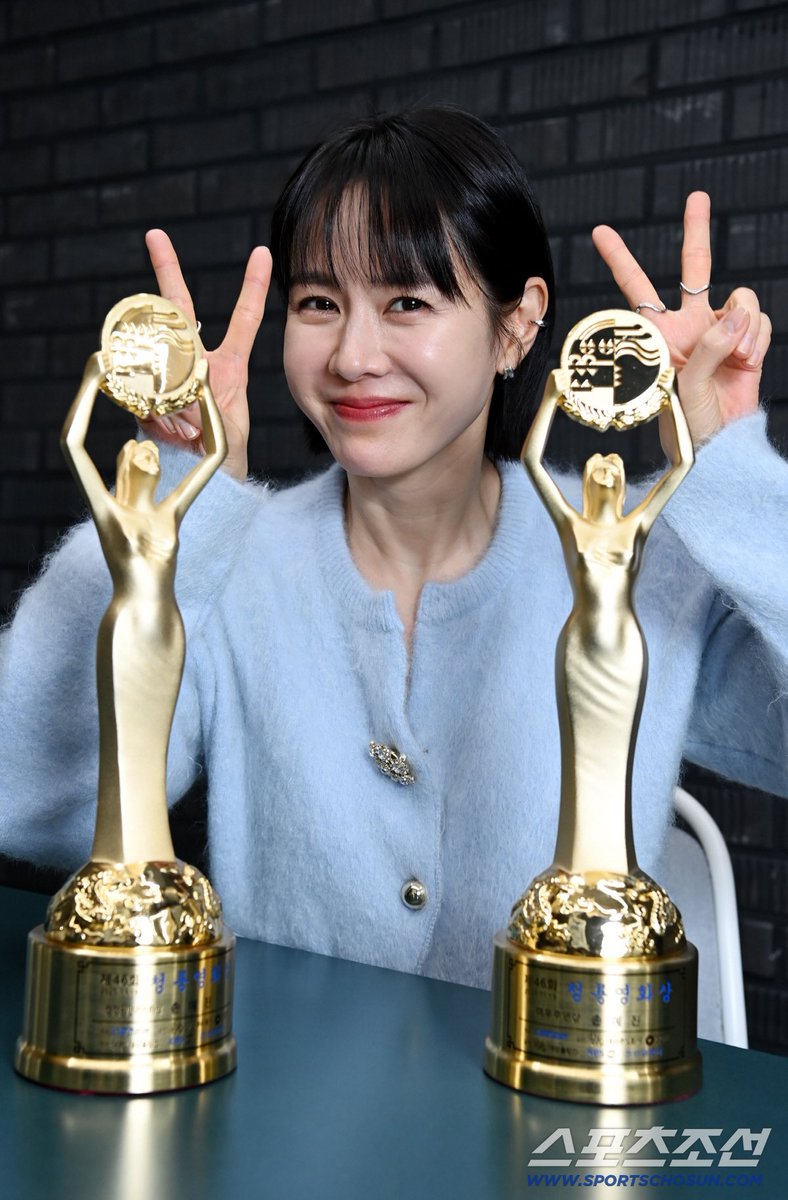 📝 251226 Son Yejin interview highlights with Blue Dragon Film Awards 🧵

—I felt like I was dreaming, thinking 'How could something like a movie happen to me? How could such a moving honor be bestowed upon my family?'

 #SonYejin #손예진 #孙艺珍 #ソンイェジン