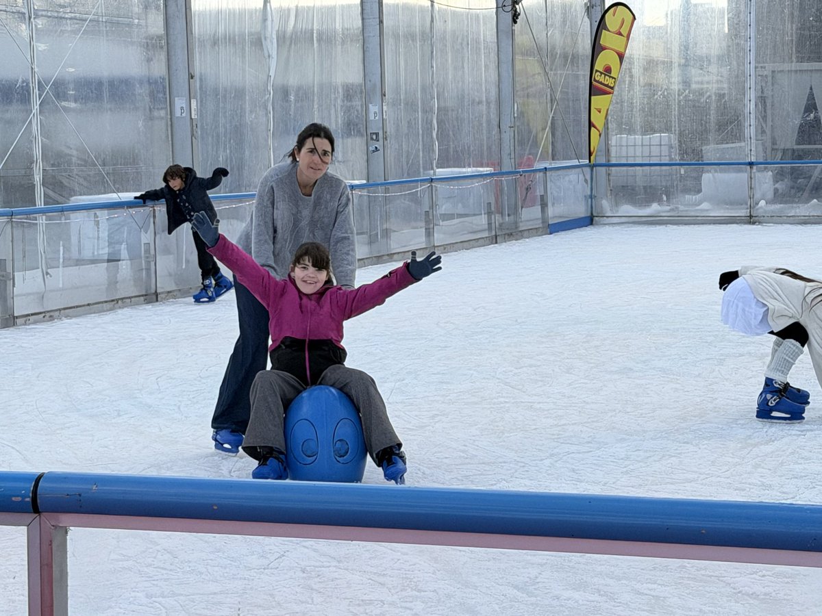 ruthcandela79's tweet photo. 1️⃣
Hoy he ido a patinar sobre hielo con mis hijas a la pista del muelle de Calvo Sotelo (A Coruña) de EMICED Diseño Integral
Clara, por sus características, necesita apoyo para la coordinación y el movimiento. Va 🧵 https://t.co/DvJO3x53GL