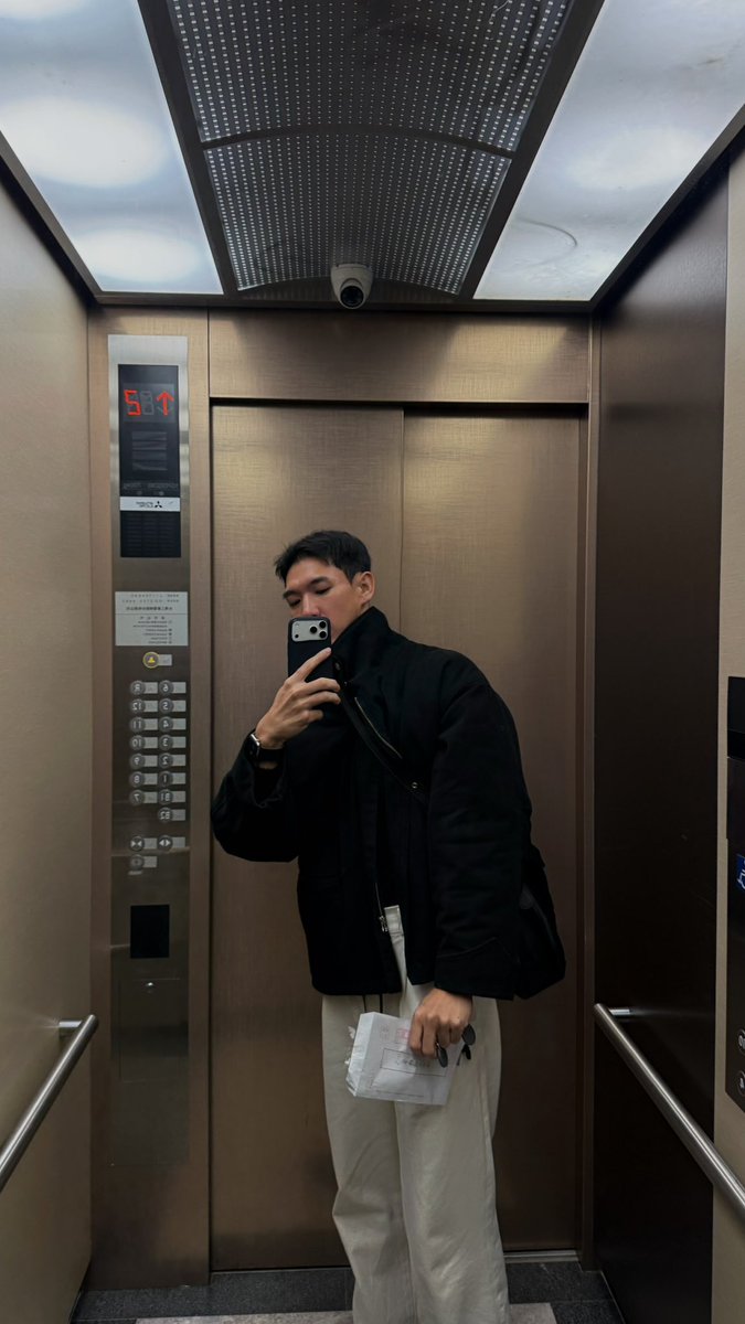 새아파트 보고 근처 스벅에서 멍때리는데 왠 꼬맹이가 저벅저벅 오더니 스타일이 좋은데 인스타교환 할수있냐고 하길래?? 나 몇살인줄 아니?? 했더니 자긴 19살이라고. 난 35살인데 했더니 그래서요라고. 하아 너 뭐니. 인스타받아가더니 조심히 집에 가래. 진짜뭐야너