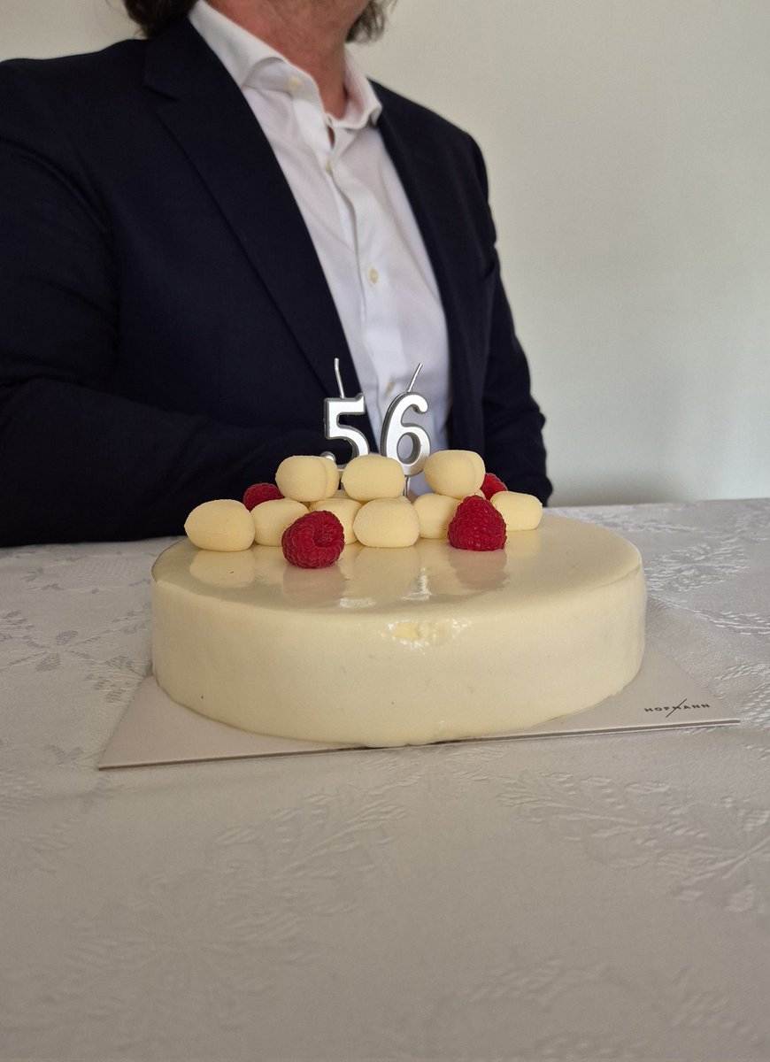 La madurez consiste en comprender que la vida se trata de calidad, no de cantidad. Se trata de valorar lo profundo por encima de lo superficial, la presencia por las meras apariencias. Se trata de entender que unas pocas conexiones genuinas son más valiosas que muchas...