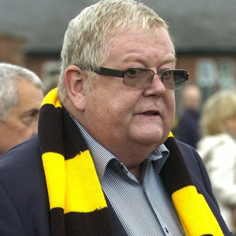 Cultination1's tweet image. 🏴󠁧󠁢󠁳󠁣󠁴󠁿🤑IL A DÉPENSÉ ENVIRON 130 000 $ PAR SEMAINE, ET CECI PENDANT 8 ANS, DE SON GAIN À LA LOTERIE.

En 2011, Colin Weir, un caméraman écossais de 63 ans, et sa femme Chris remportent le jackpot record de 161 millions de livres sterling (environ 258 millions de $ US à l'époque) à…