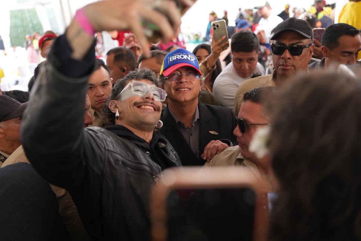 HelgaMaRivasAr's tweet photo. Honrada de compartir, junto a compañeras y compañeros del #GobiernoDelCambio, el almuerzo de Navidad ofrecido por nuestro Presidente @petrogustavo a las y los habitantes de calle.

Un espacio de encuentro y reconocimiento de la dignidad y el valor humano, marcado por gestos sinceros de afecto y por el compromiso de seguir poniendo a las personas en el centro de nuestra gestión.🎄✨