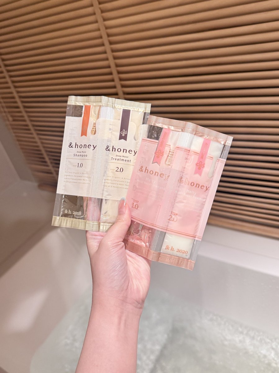 ttarntalzonel's tweet image. &amp;amp;honey แบบซองๆคือสะดวกมากๆเวลาไปต่างจังหวัดแบบแบ่งให้เลยแชมพูครีมนวด พอดีต่อ1ครั้ง ไม่ต้องแบกเยอะหนักๆ คุณภาพเหมือนขวดใหญ่เป๊ะๆ นี่ซื้อที่วัตสันนะราคาดีเว่อเห็นมีหลายสูตรอยุ่นะ👍🏻