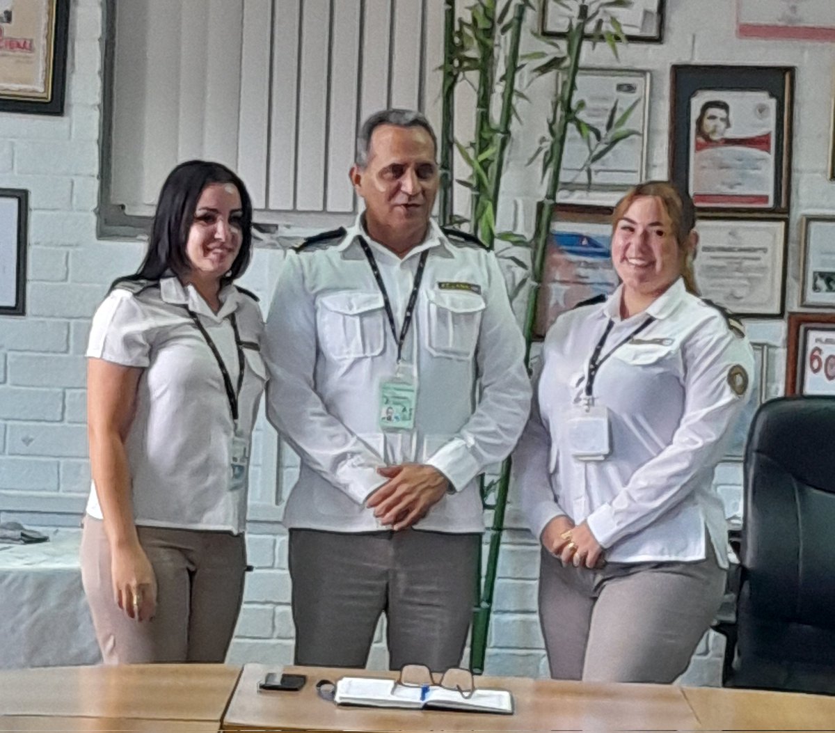 En #AduanaJM sesionó el último Consejo de Dirección del año. ¡Y lo hicimos a lo grande!

Fortalecemos la cadena de mando de las Terminales Aéreas 2 y 3 con el ascenso de dos valiosas compañeras. 🎉 ¡Felicidades a ambas! 🎊 
#AduanadeCuba