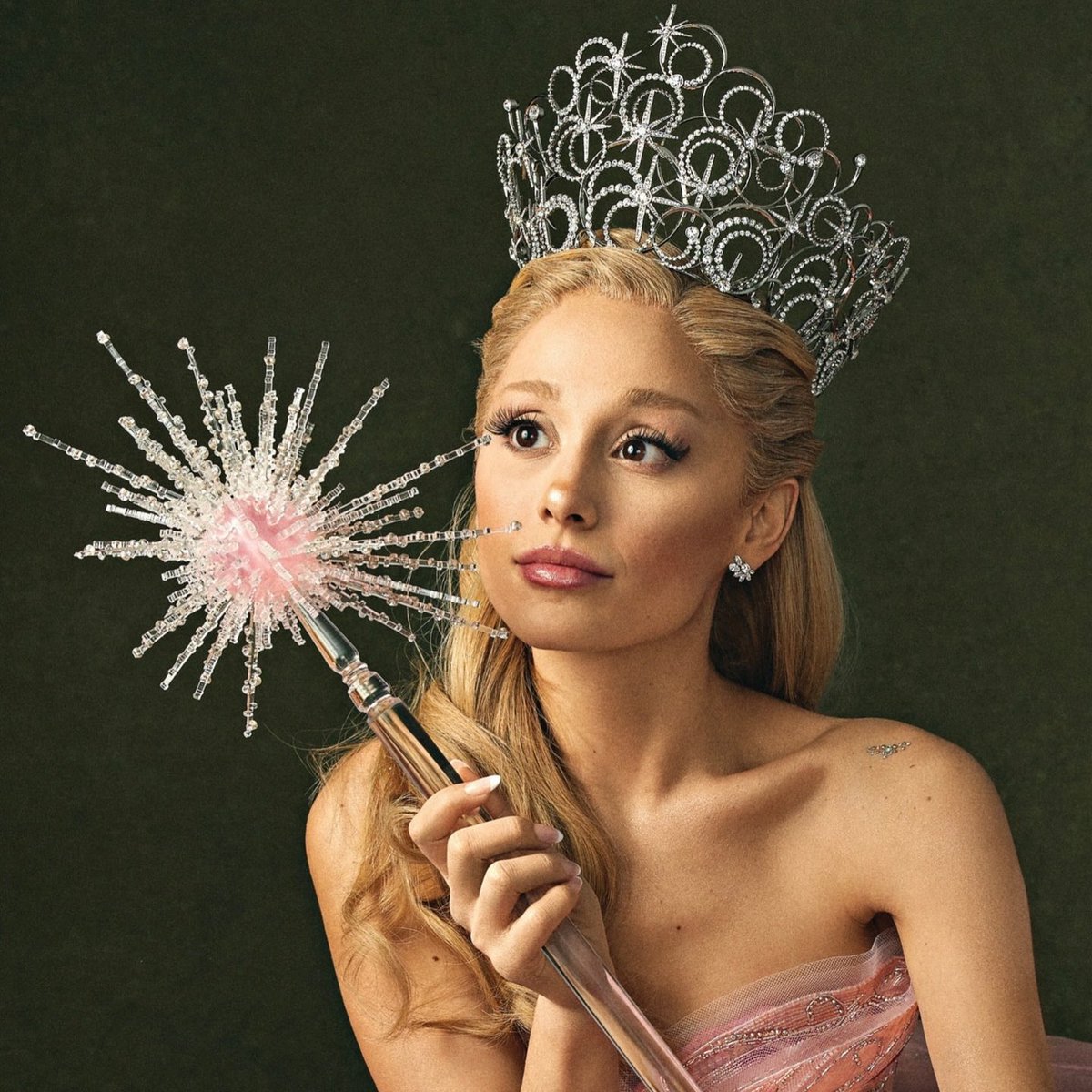 chartdata's tweet image. Ariana Grande officially breaks the all-time record for most monthly listeners for a female artist in Spotify history (126.81 million).

She also broke it Last Christmas.