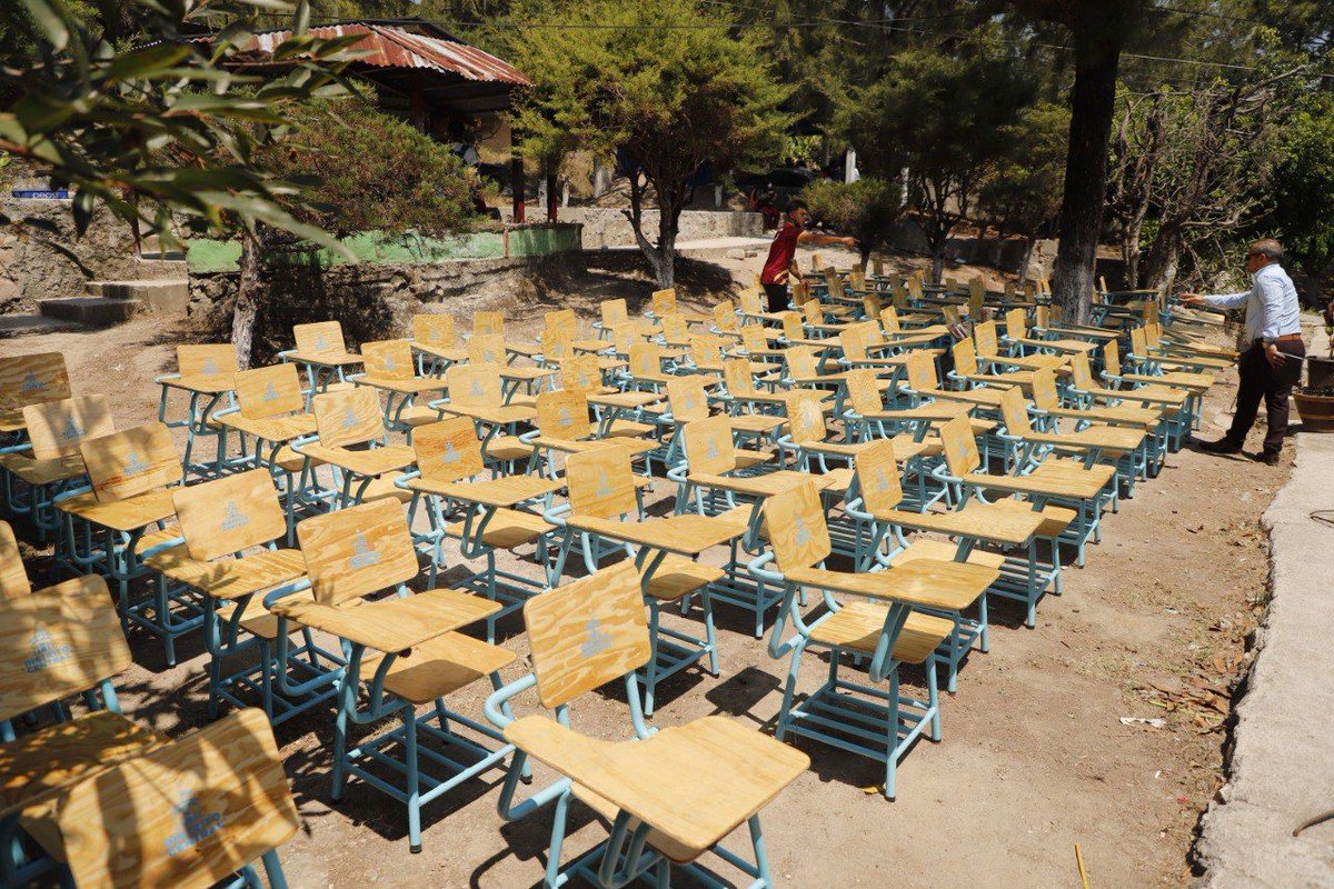 AlcaldiaDCHN's tweet photo. Durante este 2025, beneficiamos a más de 14,700 niñas y niños de centros educativos públicos con la entrega de pupitres , mejorando las condiciones para su aprendizaje.📚🪑

Seguiremos apoyando el fortalecimiento de la educación de quienes serán el futuro de la Ciudad de Buen Corazón 🏫

¡Que siga lo bueno en la capital! ❤️😊