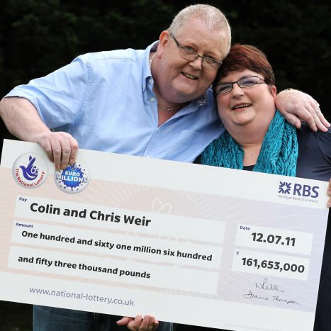 Cultination1's tweet image. 🏴󠁧󠁢󠁳󠁣󠁴󠁿🤑IL A DÉPENSÉ ENVIRON 130 000 $ PAR SEMAINE, ET CECI PENDANT 8 ANS, DE SON GAIN À LA LOTERIE.

En 2011, Colin Weir, un caméraman écossais de 63 ans, et sa femme Chris remportent le jackpot record de 161 millions de livres sterling (environ 258 millions de $ US à l'époque) à…