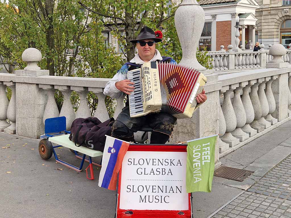 Kucko_Prucko's tweet image. Gospod že dolga leta hodi v Ljubljano iz Tohinjske doline, da pri Tromostovju vsak dan igra slovensko narodno-zabavno glasbo.

Ker od Jankovića ne dobi niti centa, bodimo do njega bolj radodarni Slovenci. Vsaj 1 evro verjetno ne bo pogrešal nihče, od mene pa jih bo dobil 10.