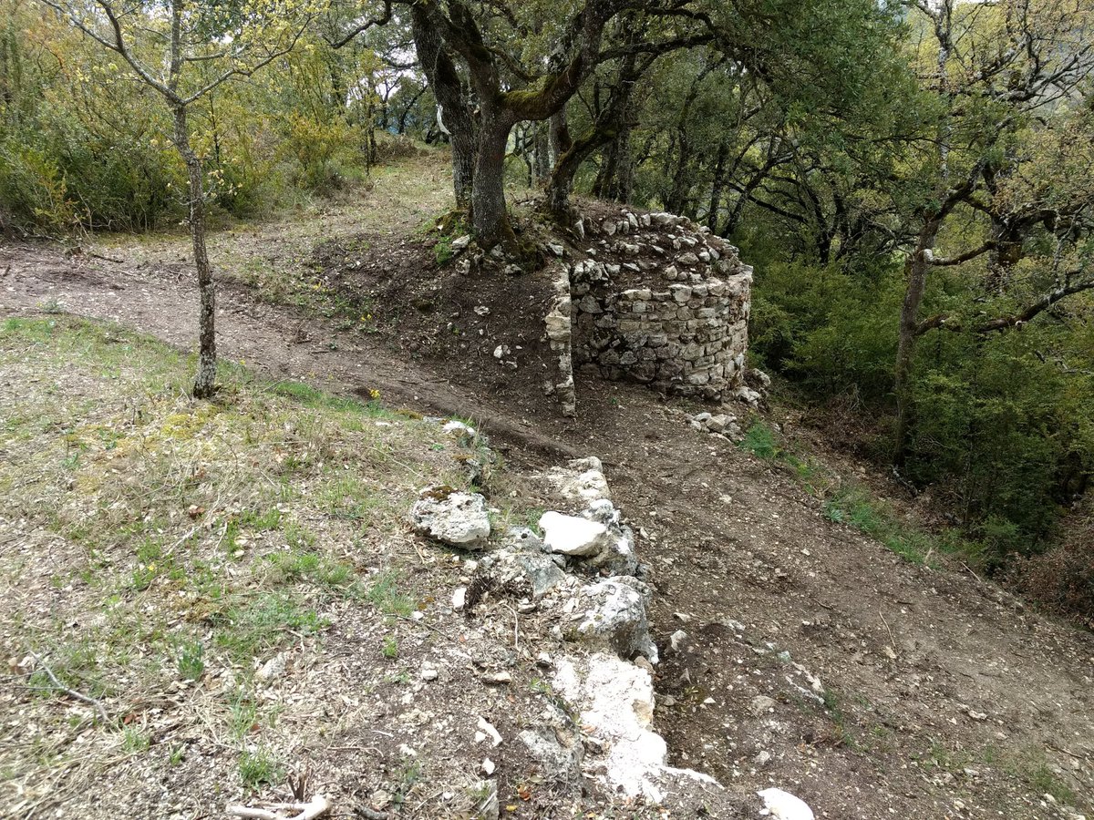 PatrimonioAlava's tweet photo. #Corres. La "Portiella de Corres" o #CastillodelosMoros es un castillo del siglo XII que se situaba en la Peña del Castillo. Hoy se conservan restos de muros y aljibes. Está declarado Bien de Interés Cultural. #Álava
Fotos: @oscarkorres https://t.co/DffAwDx9qS