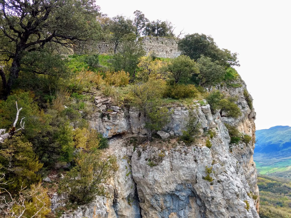 PatrimonioAlava's tweet photo. #Corres. La "Portiella de Corres" o #CastillodelosMoros es un castillo del siglo XII que se situaba en la Peña del Castillo. Hoy se conservan restos de muros y aljibes. Está declarado Bien de Interés Cultural. #Álava
Fotos: @oscarkorres https://t.co/DffAwDx9qS