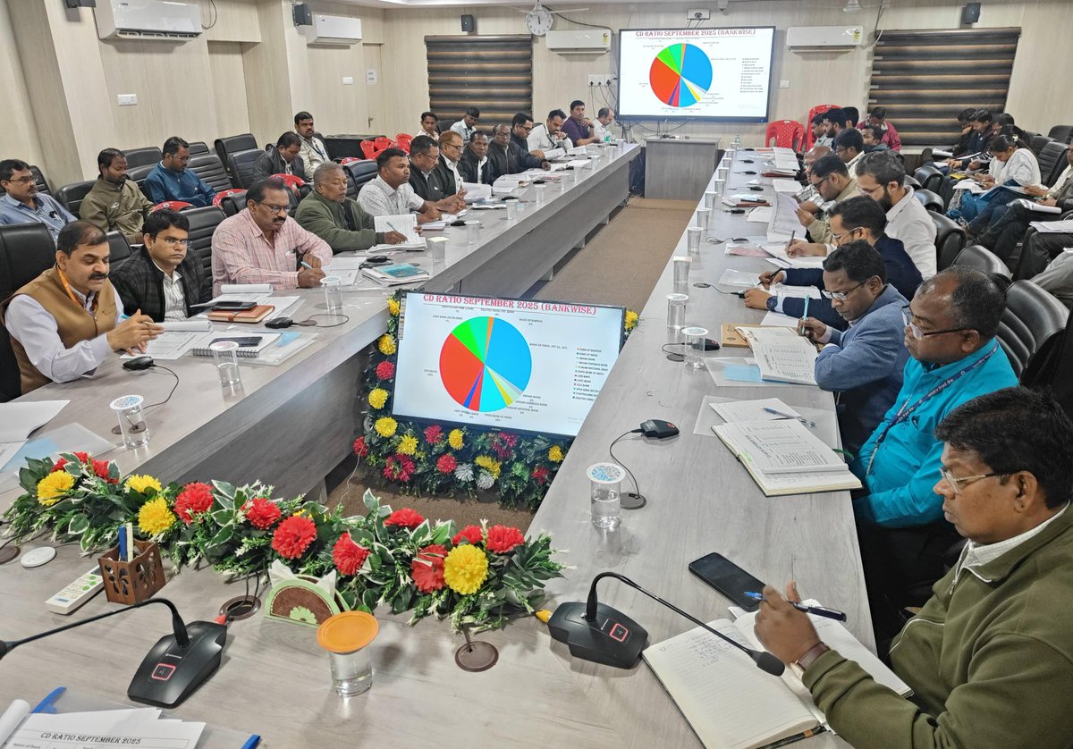 MMACDistrict_CG's tweet image. जिला स्तरीय परामर्शदात्री (डीएलसीसी) एवं पुनरीक्षण समिति (डीएलआरसी) की बैठक संपन्न।

- कलेक्टर श्रीमती तुलिका प्रजापति ने बैंकर्स को लोन और ऋण के प्रकरणों का निराकरण गंभीरता और संवेदनशीलता के साथ करने के निर्देश दिए।

#mmacdistrict_cg #dlcc #dlrc #chhattishgarh