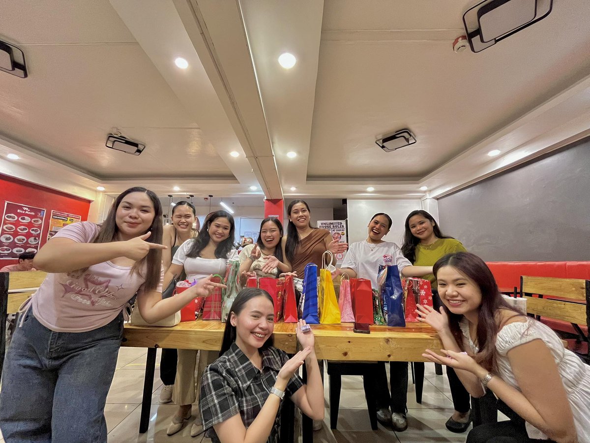 melrsbl2's tweet photo. thank you banquet girlys, merry christmas all 🎄✨️ https://t.co/oKhU6e3vS0
