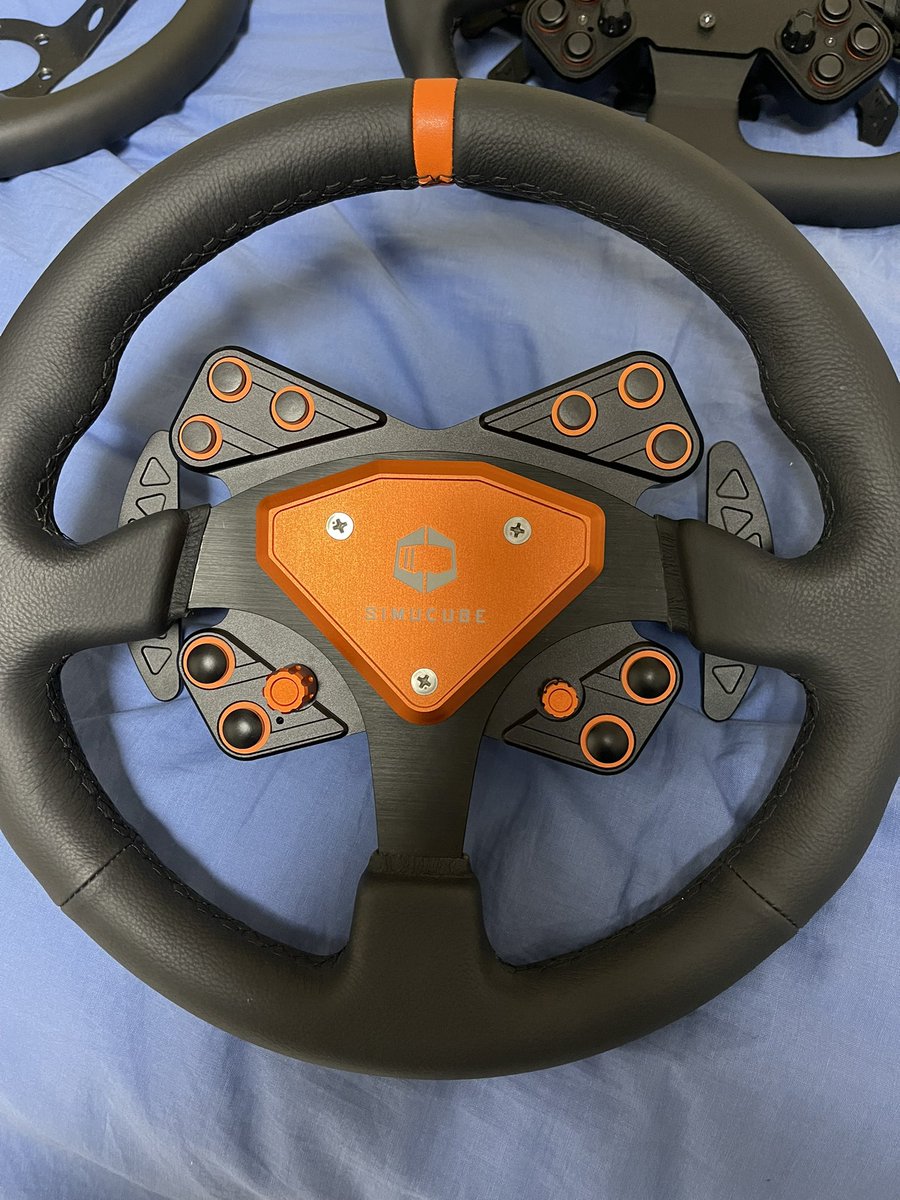 guts_game_7's tweet image. #simucube3 
Sc-Link対応ステアリングが無いので既存物に3用QRに取付てます。

tahko丸ハンドルのみ取付が特殊でそのままだと上下逆さまに取り付ける事になります。

その為、ネジを調達して丸ハンドルをDDのQR雄部の正位置に取り付けられる様にしました。