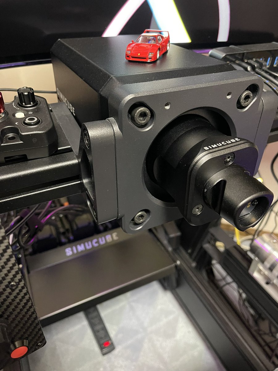 guts_game_7's tweet image. #simucube3 
Sc-Link対応ステアリングが無いので既存物に3用QRに取付てます。

tahko丸ハンドルのみ取付が特殊でそのままだと上下逆さまに取り付ける事になります。

その為、ネジを調達して丸ハンドルをDDのQR雄部の正位置に取り付けられる様にしました。