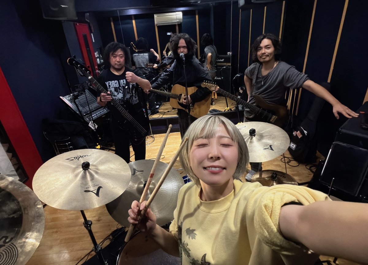 tomaru_youshow's tweet photo. めっちゃくちゃ不安で緊張しまくりだったけど愉快なおじさん達のおかげですっごく楽しいバンド練でした!!!

『THE FRONT GLASS』トリを務めます!
楽しくなる予感しかない。
絶対見にきてください‼️
よろしくお願いします‼️‼️ https://t.co/4ykzDbAdlv