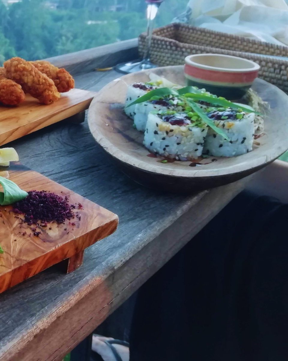 Red wine in hand, a platter of sushi on the table, and nothing but green jungle as far as the eye can see. We could get used to these "jungle fusion" dinners!
.
.

#TravelForFoodHub #vacationmode #sushitime #travelgoals #outdoordining #eatlocal #foodculture #travelgram #localeats