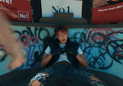 OOOOO you think you're SOOO hot don't you Hongjoong??? Manspreadin n shit on my youtube at 10AM 🙄