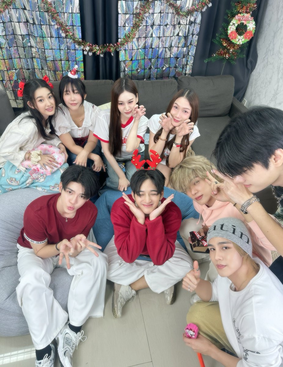 KongthupsPdc's tweet photo. 🫶 ขอบคุณ"ซานต้า ซานตี้" กองทัพทุกคน นะคะ ที่มาส่งรอยยิ้ม ความสุข และคำอวยพรให้กันในวันนี้ ขอให้ปีใหม่นี้เป็นปีที่อบอุ่นและดีมากๆของทุกคนเลยนะคะ 🎉 𝙈𝙚𝙧𝙧𝙮 𝘾𝙝𝙧𝙞𝙨𝙩𝙢𝙖𝙨 𝙖𝙣𝙙 𝙃𝙖𝙥𝙥𝙮 𝙉𝙚𝙬 𝙔𝙚𝙖𝙧 🎄✨

🫶 Thank you to all the KONGTHUP Santas and Santies for bringing smiles, happiness, and warm wishes to everyone today. May the coming New Year be a truly warm and wonderful year for all of you. 🎉
Merry Christmas and Happy New Year 🎄✨

KONGTHUP CHRISTMAS DAY #Christmas2025xKongthup
#kongthupproduction