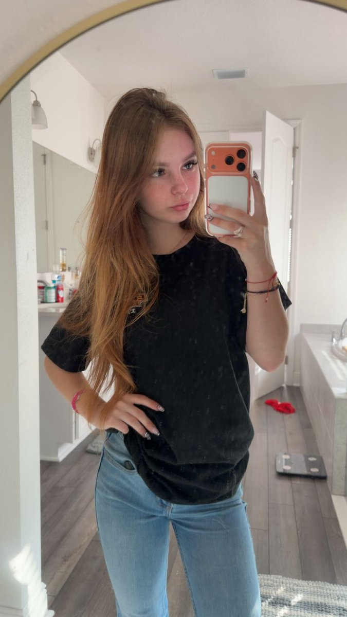 smivua's tweet image. fully clothed so u probably won’t say hai