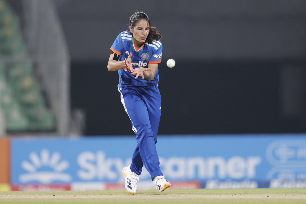 airnewsalerts's tweet image. 🏏𝐈𝐧𝐝𝐢𝐚 𝐖𝐨𝐦𝐞𝐧 𝐯𝐬 𝐒𝐫𝐢 𝐋𝐚𝐧𝐤𝐚 𝐖𝐨𝐦𝐞𝐧 | 𝟑𝐫𝐝 𝐓𝟐𝟎𝐈 

🚨 Innings Break 🚨

Sri Lanka set a target of 113 runs for India

𝐿𝑎𝑡𝑒𝑠𝑡 𝑆𝑐𝑜𝑟𝑒:

SLW 112-7(20)

#INDvSL | #WomensCricket | #SLvIND | #TeamIndia