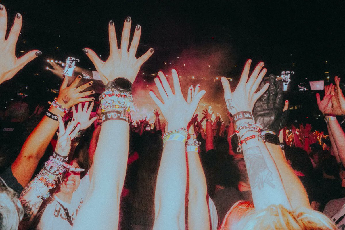 RollingStone's tweet photo. How to Attend a Concert and Not Ruin It for Others

Put your phones away and don't mess this up for everyone else. 

🔗 https://t.co/HZQvpLhjGv https://t.co/ZmsKqWZJYA