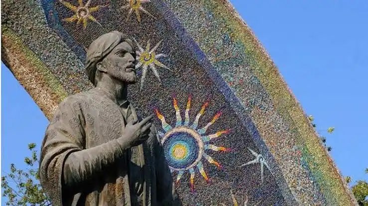 ۱۱۶۷ سال پیش در روزی چون دیروز، نخستین شاعر بزرگ پارسی‌گوی پس از اسلام، ابوعبدالله جعفر بن محمد بن حکیم بن عبدالرحمن بن آدم (۸۵۸-۹۴۱ میلادی) متخلص به #رودکی در روستای بَنُج در رودک در ناحیه پنجکنت ولایت سغد چشم به جهان گشود.

هر که نامُخت از گذشت روزگار
نیز ناموزد ز هیچ آموزگار