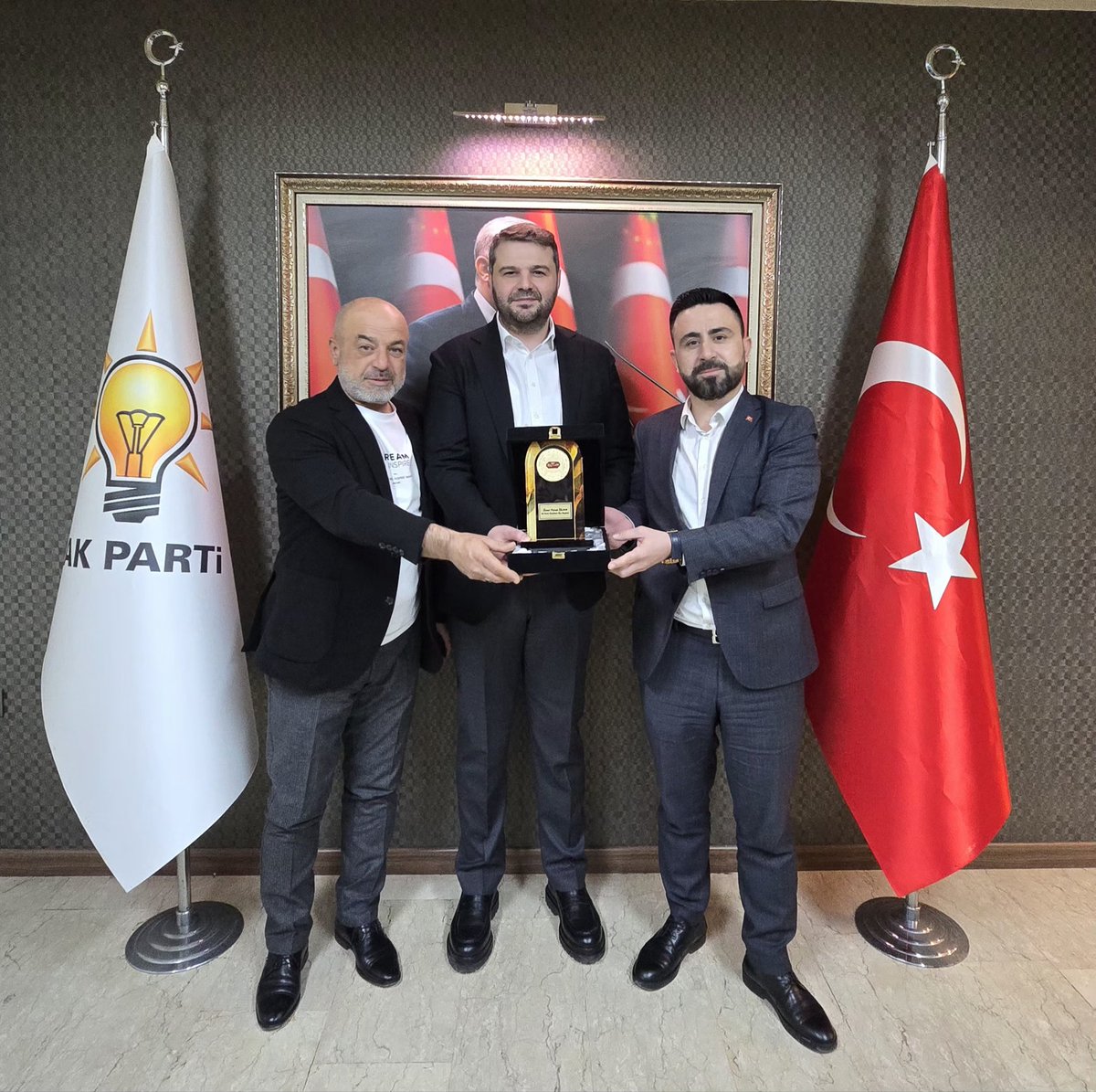 Enerji ve Tabii Kaynaklar Bakanlığı Destek Hizmetleri Şube Müdürü Sayın Mustafa Öztürk ve Önceki Dönem İlçe Başkan Yardımcımız Sayın Erdal Çakıroğlu, İlçe Başkanımız Sayın Ömer Faruk İslam'a makamında hayırlı olsun ziyaretinde bulundu. 

Nazik ziyaretlerinden dolayı kendilerine