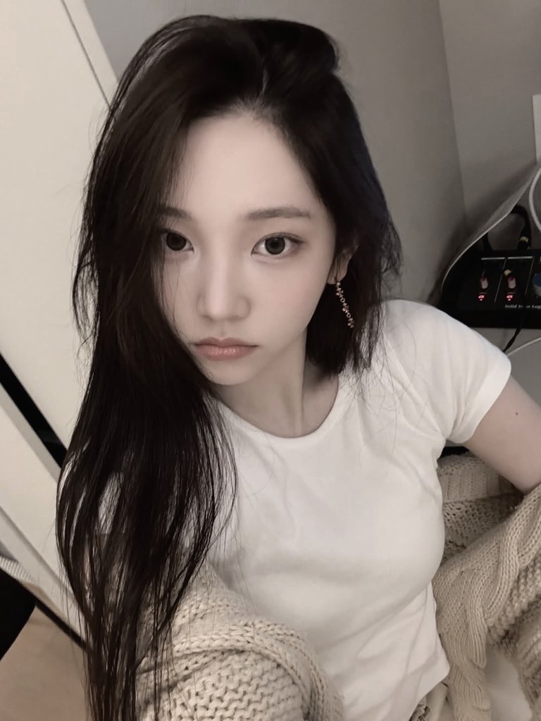 JungChaeyeoc's tweet photo. 𝘇𝗲:𝗿𝗼 🍸, 

serving looks that could end careers while y'all still figuring out your angles. my camera roll? a whole mood board. my confidence? Unmatched. stay pressed about it, i'll be over here being effortlessly iconic. https://t.co/YP9wtaPncg