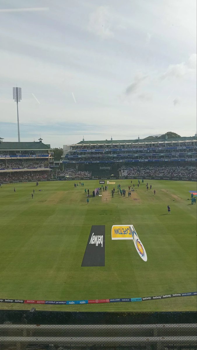 four6out's tweet image. A few more minutes left until the first ball bowled at the fourth edition of the #SA20. #MICTDSG