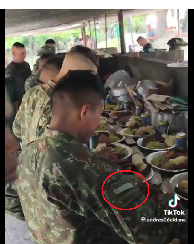 Analytics0822's tweet image. ¡Sí claro! En El Salvador hay Cola y Pola, y los soldados recibieron uniformes reciclados del Ejército Colombiano y se les olvidó quitar la bandera de Colombia. 🤣🤣🤣
