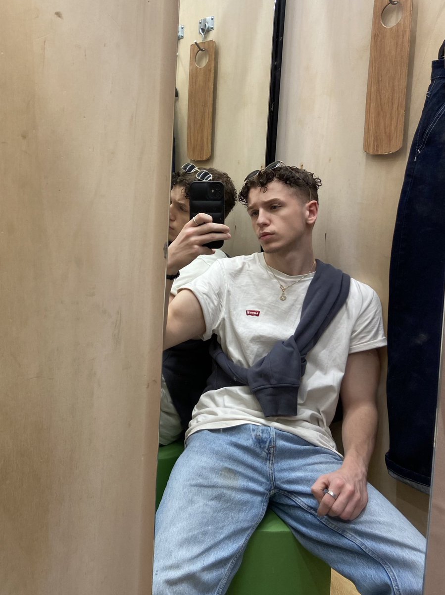 enzo_trch's tweet photo. l’année des photos miroir https://t.co/U11nkMtmDu