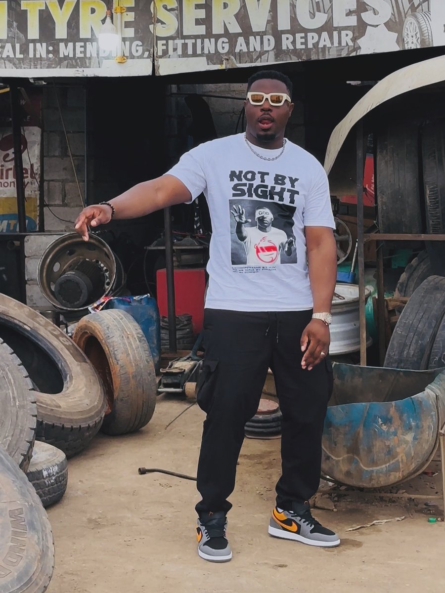 Eddieblackbaby's tweet photo. When I’m asked in them interviews, whether or not I’ve written a thousand songs. I can finally respond like Lil Wayne by saying; That’s not true because I don’t write ✍️
Not By Sight album out January 1st
#EddieBlack #NotBySight https://t.co/PtMBQM7t7Z