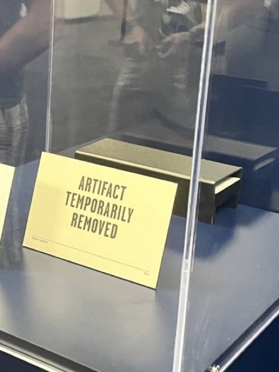 gavbreakfavtoys's tweet photo. 🚨The “reputation stadium tour” snake microphone has gone missing from its display https://t.co/uiJIoNaqdk