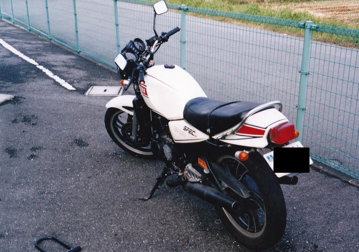 B_day97's tweet photo. 学生時代に乗ってたRZ250
維持管理は大変な単車やったけど、街乗りには良い単車やったね☺️何故かって？そりゃ乗ったら分かるって☺️ https://t.co/KPffQSm0yr