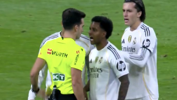 wissysfc's tweet photo. Rudiger lanza objetos y va como un loco hacia el árbitro, Rodrygo se encara con él, Vinicius y Raphinha le faltan el respeto y le llaman de todo siempre…

Pero a todos estos ni les echarán roja ni serán sancionados. Bienvenidos al circo de esta mafia llamada LaLiga 🎪 https://t.co/Yl9aDWCZtN