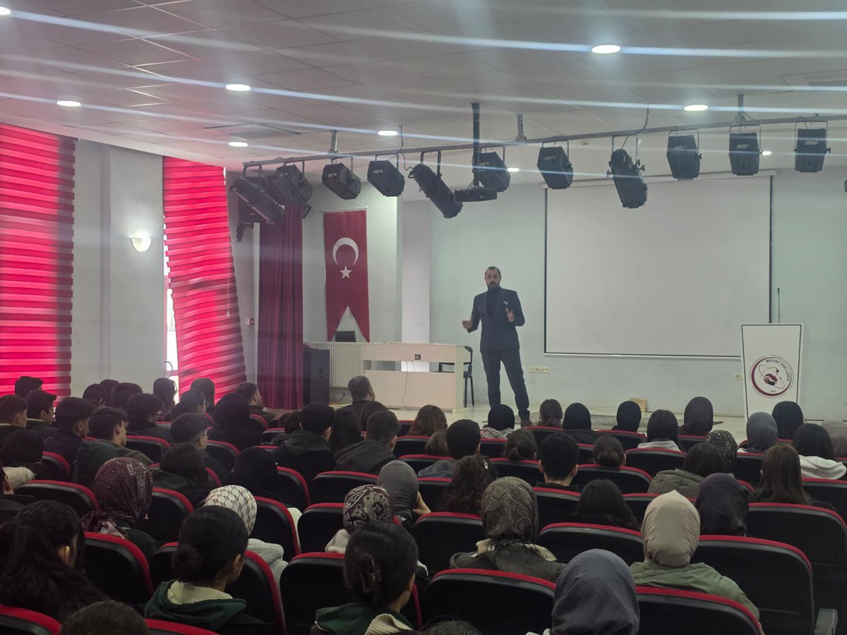 Eğitimci/Yazar Sayın Mehmet ERDEM öğrencilerimizle bir araya geldi. Motivasyon üzerine gerçekleştirildiği güzel seminer için sayın hocamıza teşekkür ederiz. <a href="/MidyatFen/">Midyat Fen Lisesi</a>