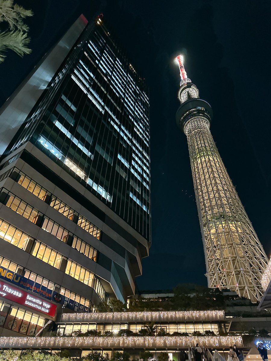 jsraldine's tweet photo. 夜が訪れ、東京スカイツリーが冬を照らす。
冷たい空気の中に、灯りとクリスマスの装飾、そしてちょうどいいロマンチックさ。
この夜���、見上げるだけでも価値がある 🎄🗼 https://t.co/T6V3Y6uNFu