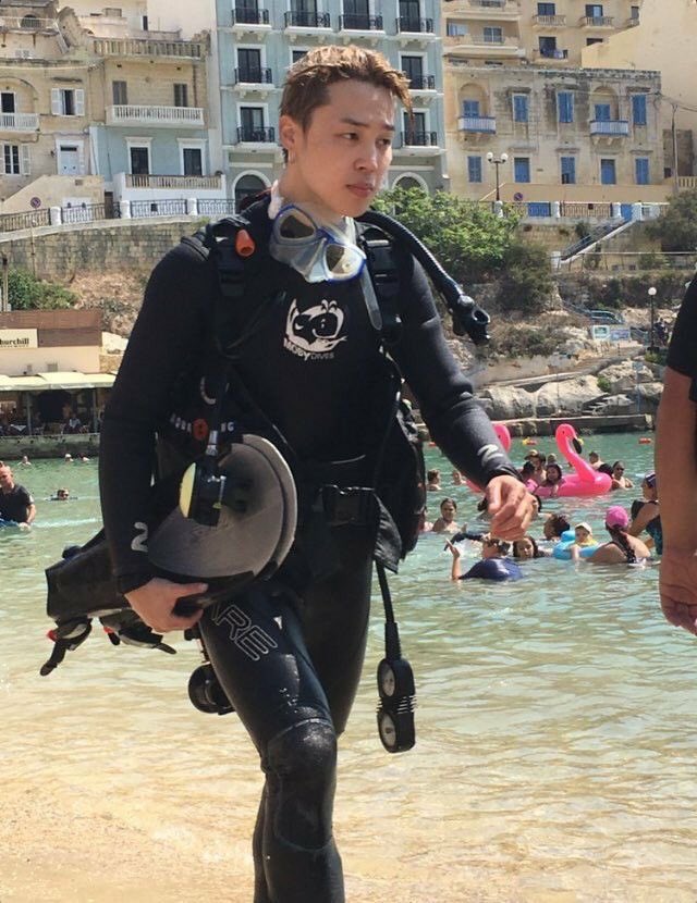 jmnmusee's tweet image. y’all act like this jimin didn’t happen 😌