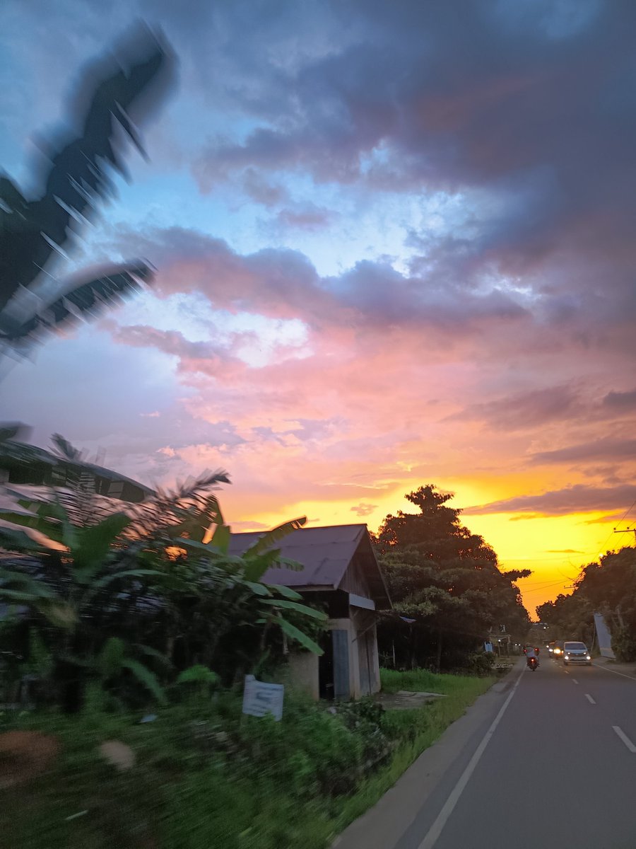 kosong_msn's tweet photo. Senja mengajarkan kita bahwa sesuatu yang terlihat indah,sebagian besar hanya bersifat sementara https://t.co/fj0u7dB6yF