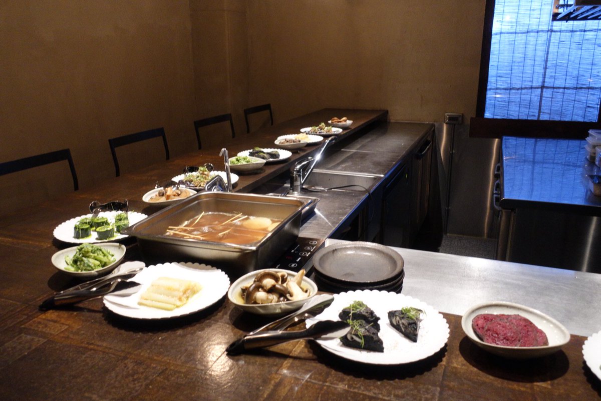 hayase5322's tweet photo. 枯朽の年内最終営業日イベントへ🏃
コース料理の気配漂うものから、即興で作られたものまで様々なおばんざいを食べる年末らしい会
鴨コンソメのおでんのつくねが激うまだったし
炭焼きなめこビリヤニが食べれてよかった〜〜
来年も楽しい食をよろしくお願いします🙏
@fuji_no_hana1 @kokyu_oshiage https://t.co/6dGWLUllMI