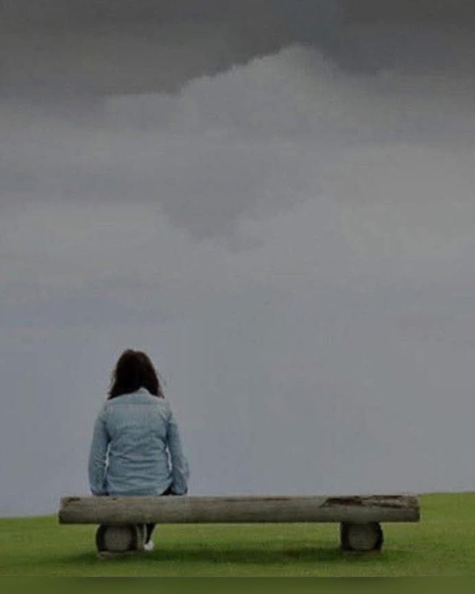 Paroles_auteurs's tweet image. "Le pire jour de deuil n’est ni l’enterrement, ni l’anniversaire de la personne qui est partie. Ce n’est pas une date marquée sur un calendrier.
Le pire jour, c’est un jour ordinaire.
C’est ce moment où quelque chose de beau vous arrive, et vous réalisez que vous ne pouvez plus…