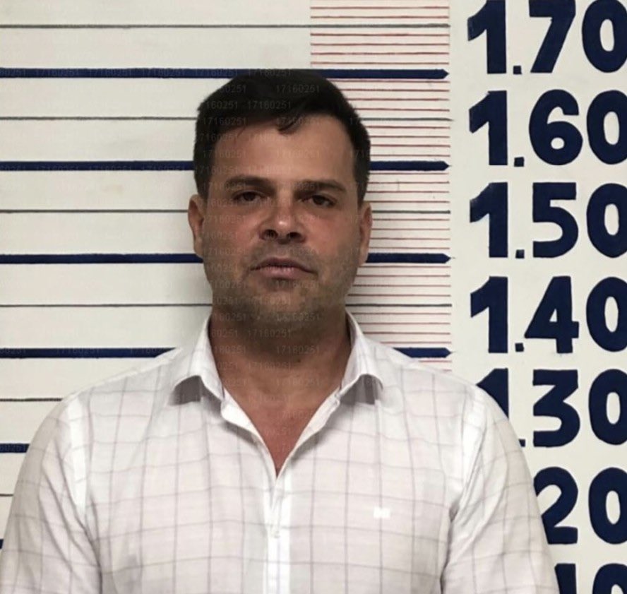 roberta_bastoss's tweet image. BANDIDO!

O uso de passaporte falso por Silvinei Vasques mostra bem a tentativa deliberada de burlar a Justiça brasileira. 

Ao se apresentar no aeroporto de Assunção com um documento fraudado, ele buscava ocultar sua identidade e driblar os alertas internacionais, apesar de…