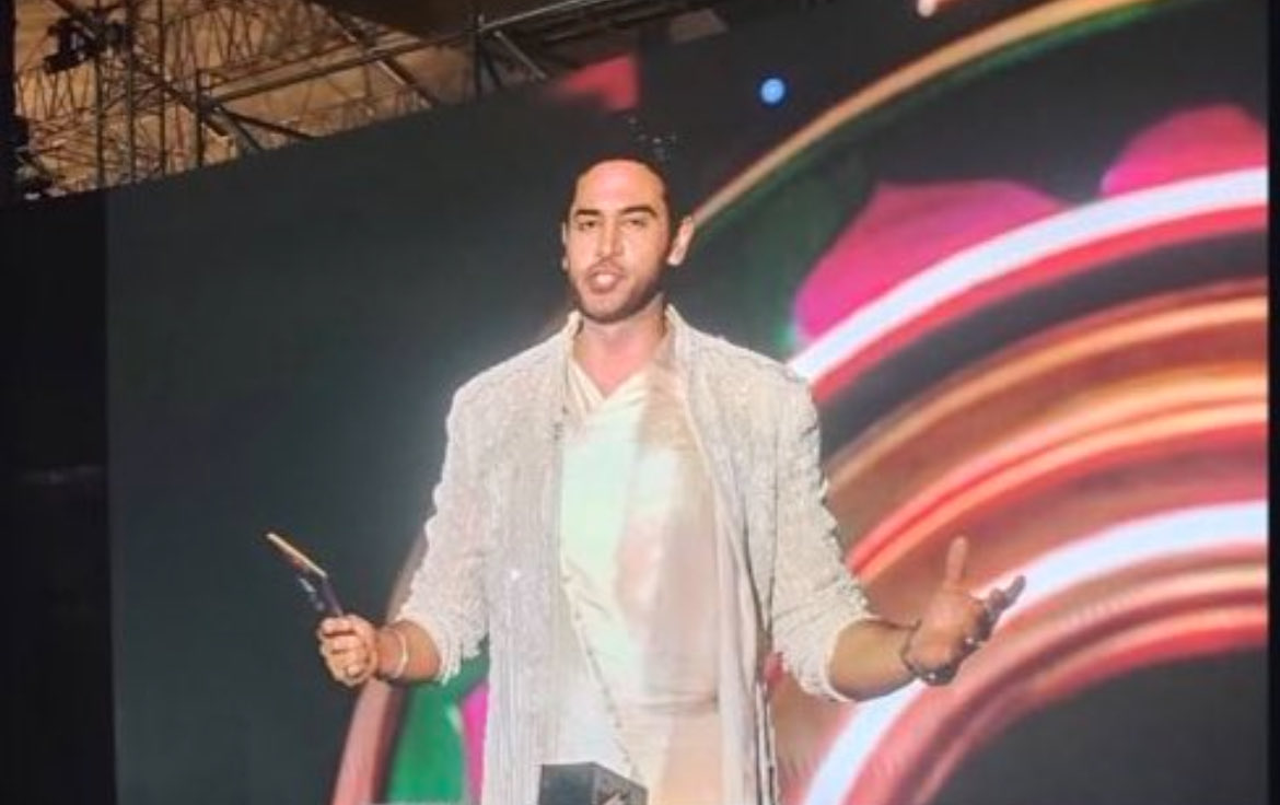 tedhibaat1's tweet photo. #GauravKhanna has already proved his hosting skills in #BiggBoss19 

and now he’s owning the stage in front of thousands!
Such a proud moment 
👏👏👏👏 https://t.co/xSfshUvUnB