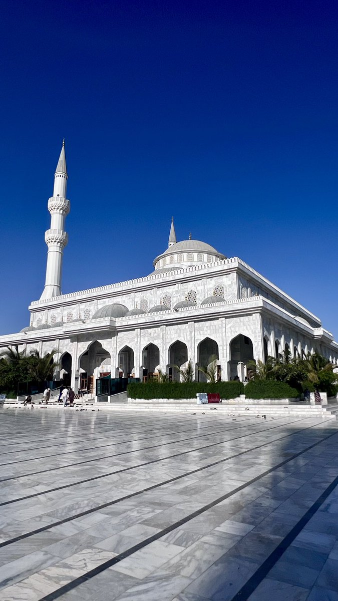 🇸🇴 Ali Jimale Mosque is one of the newer large mosques in #Mogadishu, built in recent years as part of the city’s gradual recovery. Modern and spacious, it accommodates large congregations for Friday and Eid prayers and draws worshippers from different neighbourhoods — often with