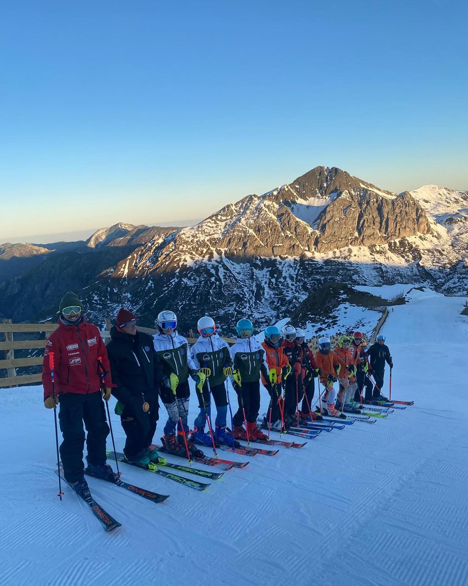 FeriaNevaria's tweet image. 🏂🏂⛷ @FDIPA  estará presente en #Nevaria2026 ❄️
Sus funciones son:
👉 Difusión y promoción de los deportes de invierno
👉 Organización de competiciones
👉 Fomento del acceso a jóvenes deportistas
👉 Soporte al deportista
 #DeportesDeInvierno #Asturias #Nieve #DeporteSeguro