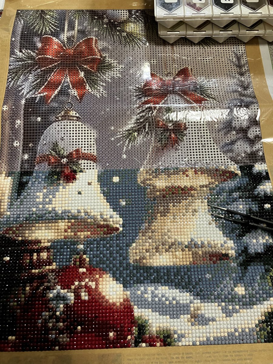 mimamumiman's tweet photo. クリスマス終わってる、、よ、、なぁ、、
んーと、、、？┏(ꒉ:)و ̑̑

 #ダイヤモンドアート
 #ダイヤモンドアート初心者 https://t.co/n1vr6YMUul